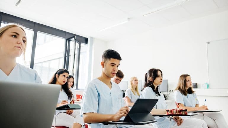 Des étudiants en médecine perdent leurs indemnités de garde : l'ULB accuse un contrôle de l'ONSS... qui nie être à l'origine de la décision